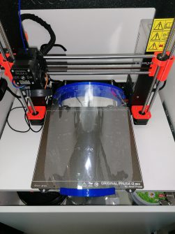 ein fertig produziertes Faceshield auf einem 3D-Drucker