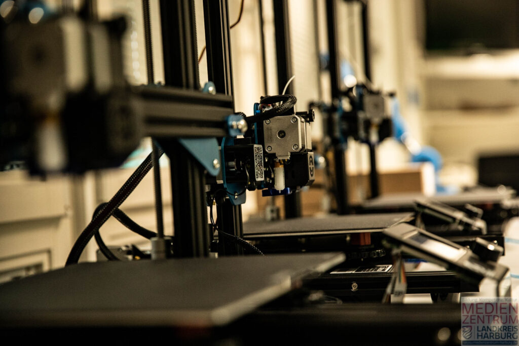3D Drucker - Wir verfügen über 13 SOVOL SV01 Systeme, haben aber auch einen Lasercutter und einen Resindrucker im Bestand.