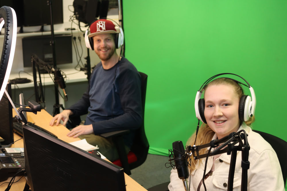 Jugendsozialarbeiter im Streaming Studio