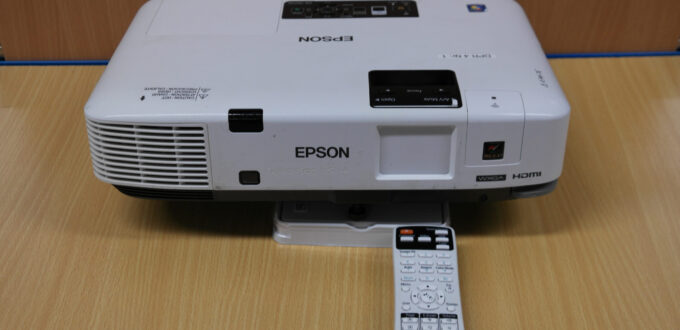 Beamer Epson EB 1925 W