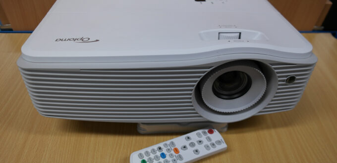 Beamer Optoma EH 504