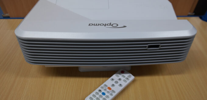 Beamer Optoma EH 319 UST