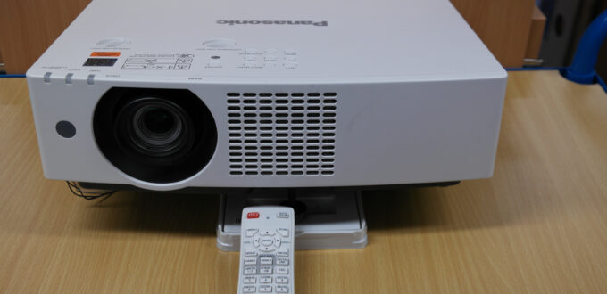 Beamer Panasonic PT-VMZ71