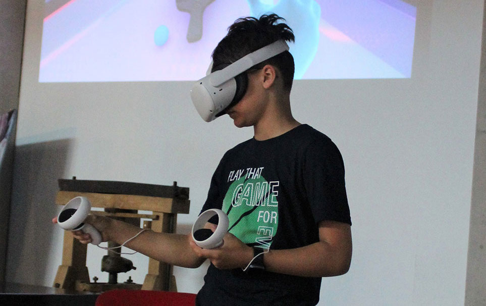 Junge mit VR Brille auf dem Kopf